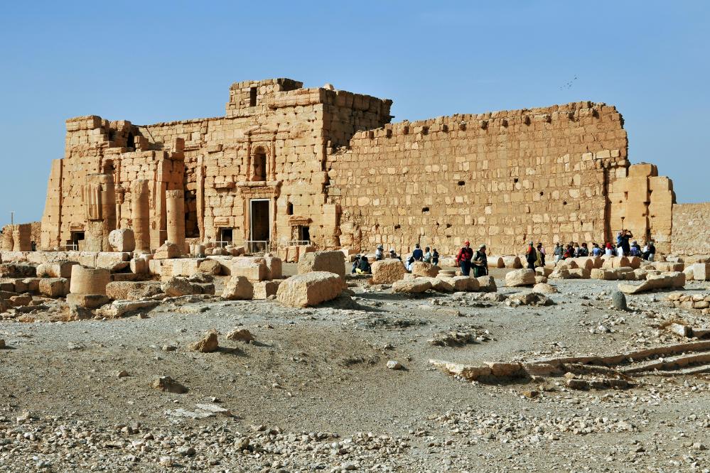 101014-093718.jpg - Palmyra: Im Bereich des Baal-Tempels. Blick zurück zum Eingang - nach Südwesten.