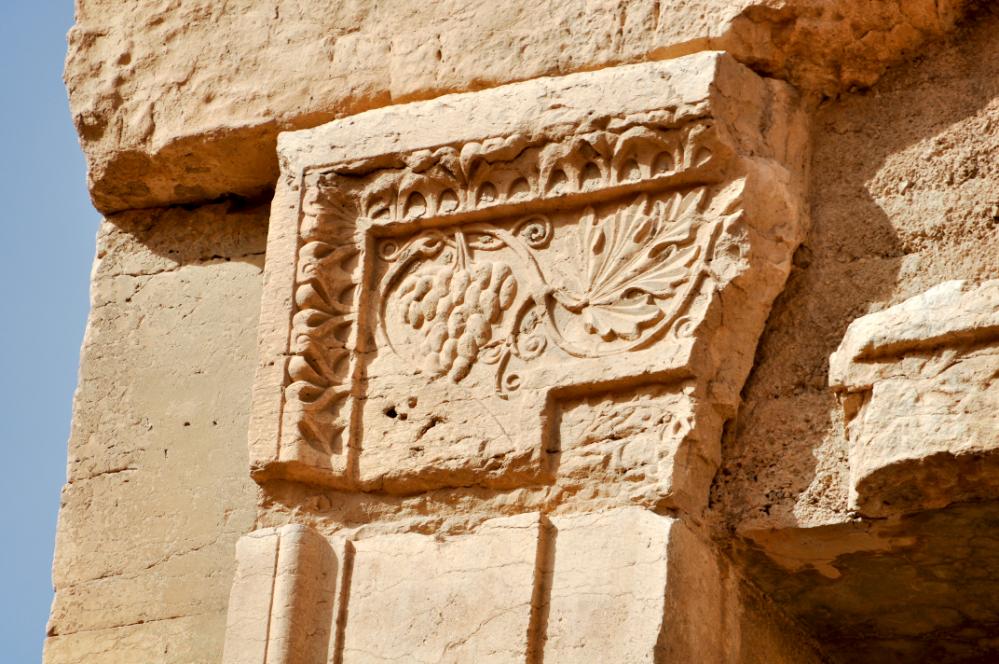 101014-095634.jpg - Palmyra: Im Bereich des Baal-Tempels. 