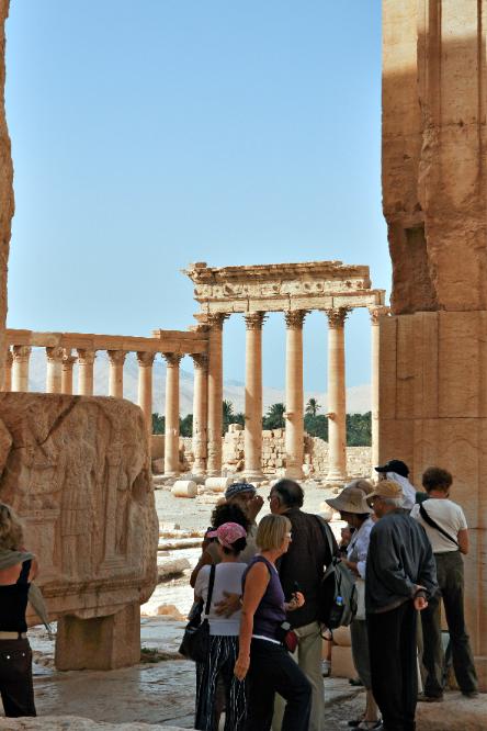 101014-100804.jpg - Palmyra: Blick vom Eingang des Baal-Tempels hinaus nach Südwesten.