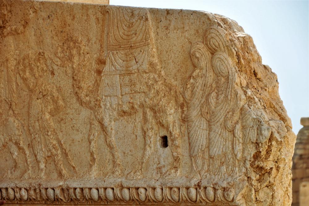 101014-101154.jpg - Palmyra: Details am Baal-Tempel. Die Art, wie hier die Menschen stilisiert wurden, ist genial.
