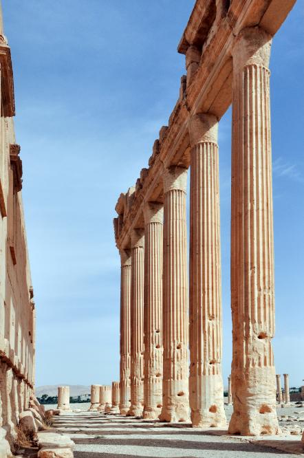 101014-102318.jpg - Palmyra: Tempel des Baal. Säulen der Tempelrückseite