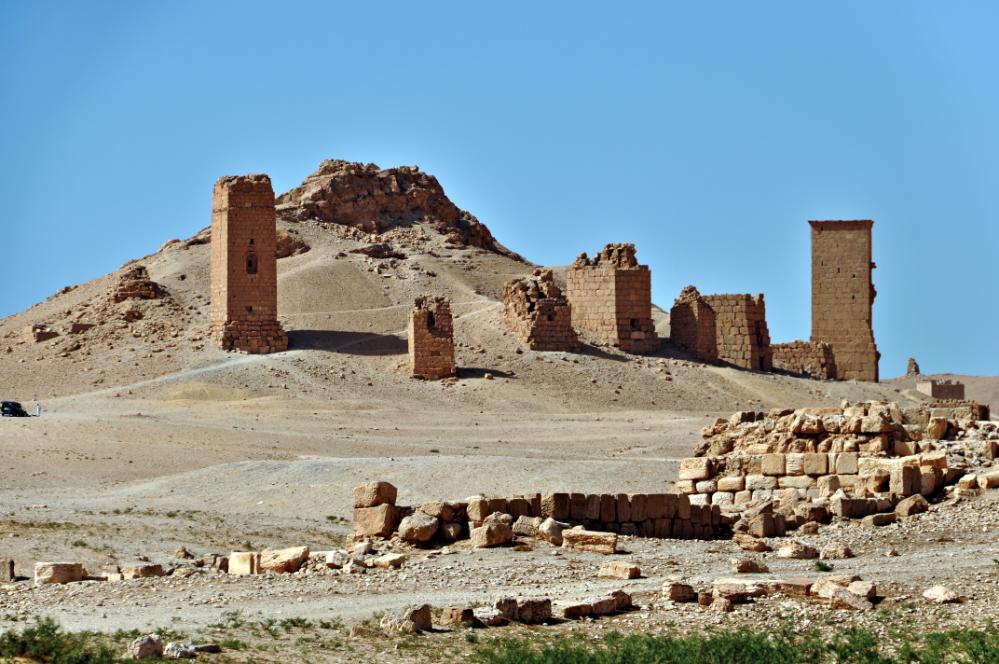101014-115624.jpg - Palmyra: Von der Agora aus konnte man noch gut erhaltene Grabtürme sehen.