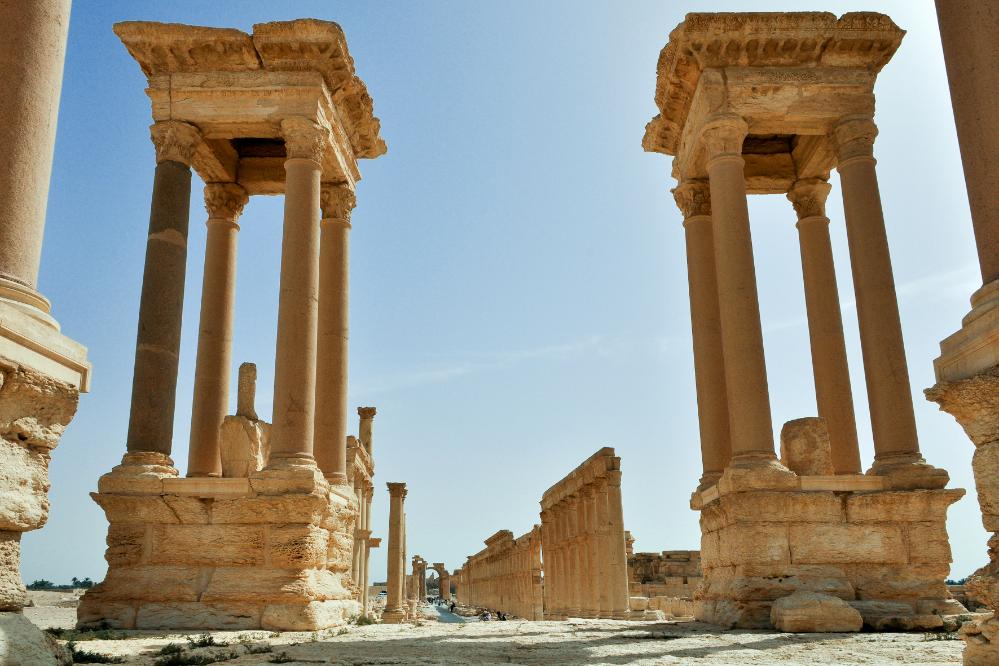 101014-120000.jpg - Palmyra: Ab dem Tetrapylon beginnt der zweite Abschnitt der Großen Säulenstraße (im Hintergrund das Bogentor). Die am weitesten links befindliche Säule des linken Tetrapylons ist aus Rosengranit aus Assua.