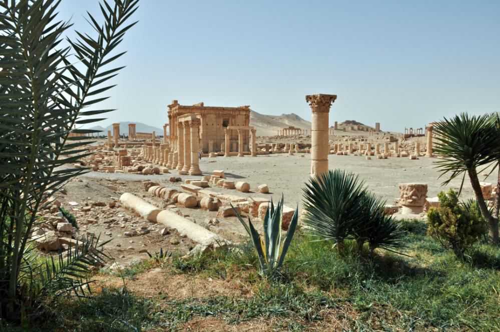 101014-121550.jpg - Palmyra: Blick vom Zenobia Cham Palace zurück zum Baal-Schamin-Tempel.