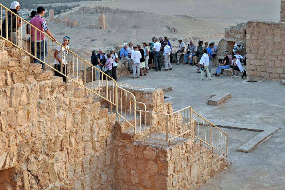 101014-173106.jpg - Palmyra: Auf der Festung "Qala'at Ibn Ma'an". Ausklang mit reichlich Wein.