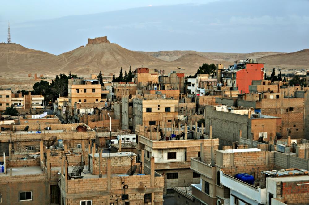 101015-063932.jpg - Palmyra: Blick vom Frühstücksraum nach Osten - nach Tadmor, dem ehemaligen Name von Palmyra (Der römische Name).