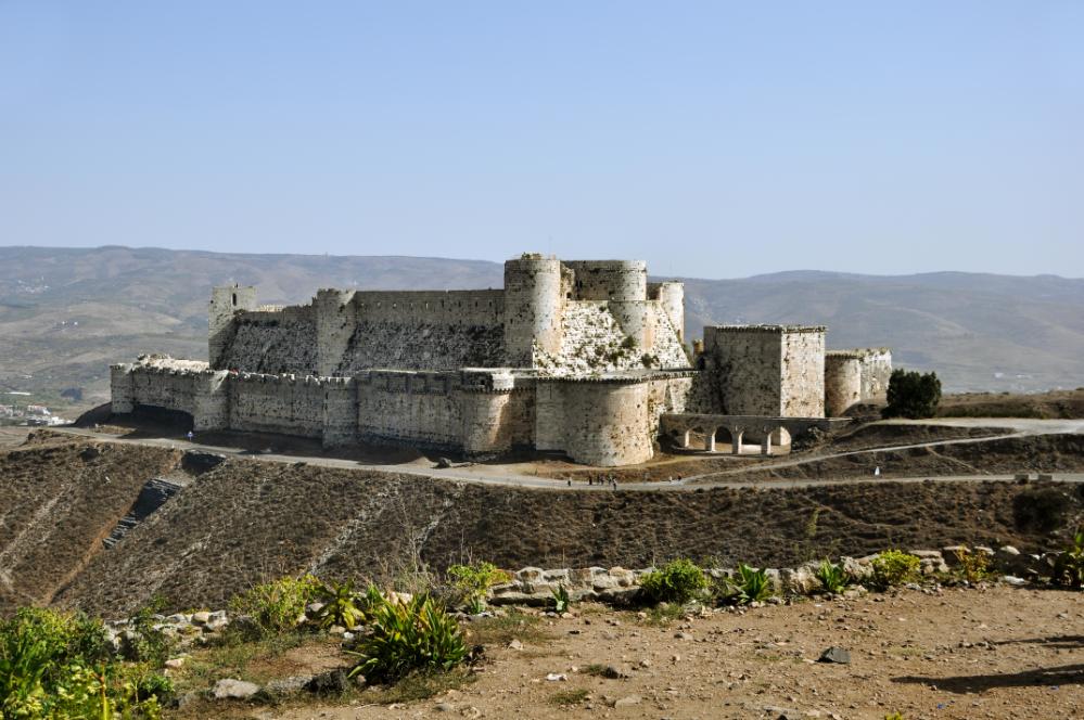 101015-104318.jpg - Krak des Chevaliers galt als uneinehmbar. 1031 durch den Emir von Homs gegründet, wurde die Festung ("Krak") 1099 durch das Heer des Ersten Kreuzzugs erstmals eingenommen. 1188 belagerte Sultan Saladin die Burg einen Monat lang vergeblich. 1267 griff Sultan Baibars sie erneut an und erst 1271 ergaben sich die Bewohner gegen Zusicherung des freien Abzugs.