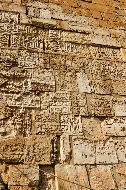 101015-110400.jpg - Krak des Chevaliers: Arabische Inschriften, die an die Restaurierung durch Baibars 1271 erinnern.