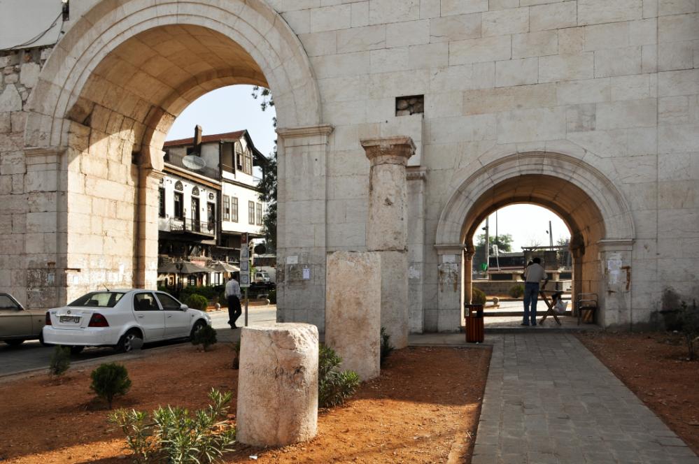 101016-093554.jpg - Damaskus: Das östliche Stadttor. Es ist das älteste der 9 Stadttore und stammt noch aus der Römerzeit.