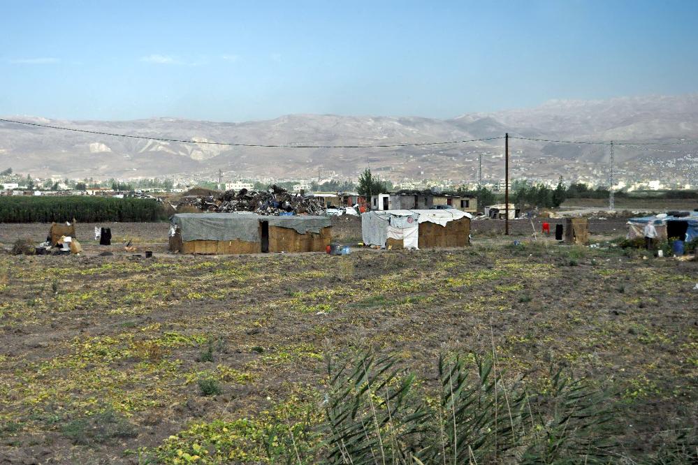 101017-095738.jpg - Fahrt in den Libanon nach Baalbek. Diese wilden Camps im Libanon sind Behausungen von Palästinenser-Flüchtlingen, die als Wanderarbeiter umherziehen.