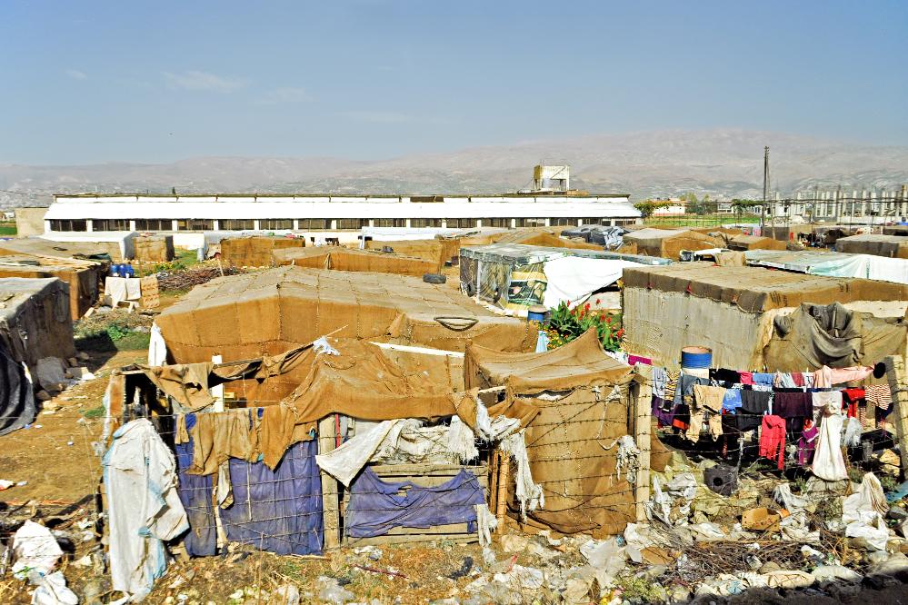 101017-100758.jpg - Fahrt in den Libanon nach Baalbek. Diese wilden Camps im Libanon sind Behausungen von Palästinenser-Flüchtlingen, die als Wanderarbeiter umherziehen.