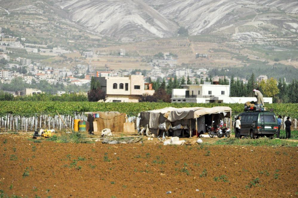 101017-101144.jpg - Fahrt in den Libanon nach Baalbek. Diese wilden Camps im Libanon sind Behausungen von Palästinenser-Flüchtlingen, die als Wanderarbeiter umherziehen.
