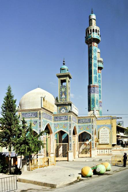 101017-104420.jpg - Fahrt in den Libanon nach Baalbek: Moscheen sind meist sehr dekorativ mit Kacheln geschmückt.