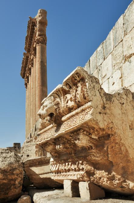 101017-120838.jpg - Baalbek: Im Hintergrund 6 Säulen des Jupiter-Tempels.