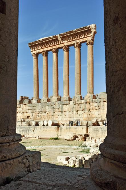 101017-123638.jpg - Baalbek: Blick vom Bachus-Tempel zum Jupiter-Tempel.