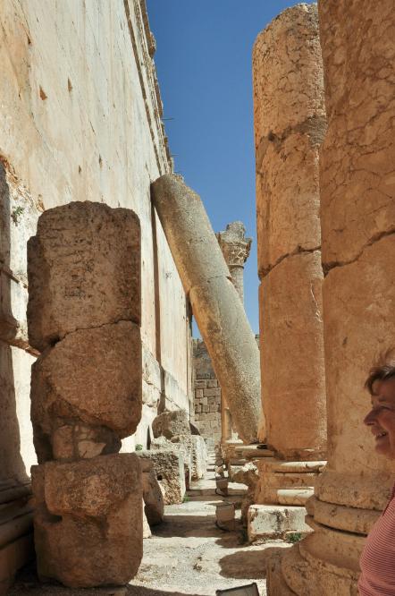 101017-123912.jpg - Baalbek: Umgestürzte Säule auf der Rückseite des Bachus-Tempels.