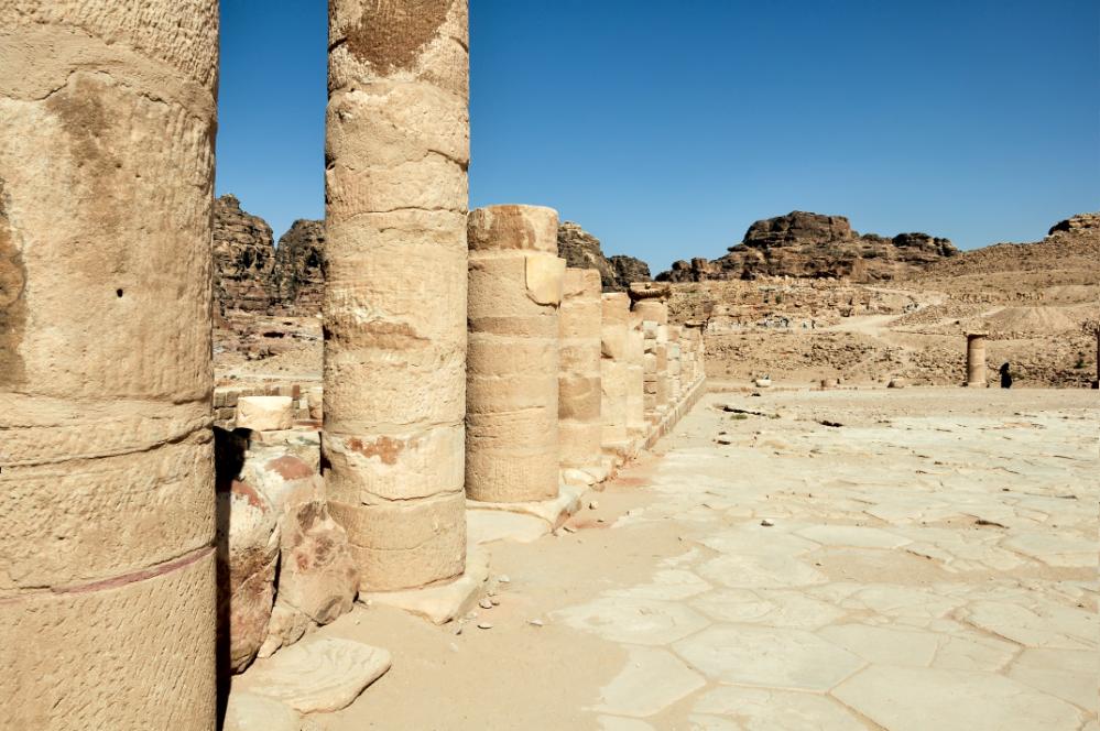 101020-112242.jpg - Petra: Blick zurück vom Aufgang zum Großen Tempel.