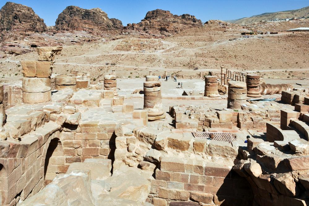 101020-113250.jpg - Petra: Auf den Ruinen des großen Tempels.