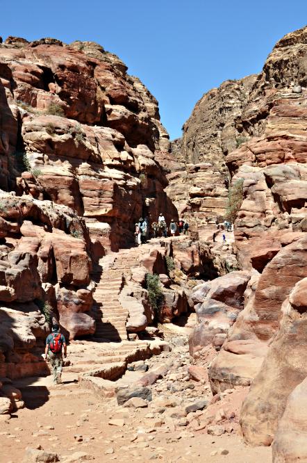 101020-122200.jpg - Petra: Ein Bergpfad führt durch das Wadi Kharareeb zum Grabtempel Ed-Deir. Der Name bedeutet "Kloster", da sich im Mittelalter Mönche darin niedergelassen hatten.