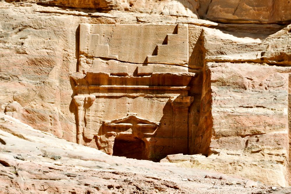 101020-123344.jpg - Petra: Ein Bergpfad führt durch das Wadi Kharareeb zum Grabtempel Ed-Deir.