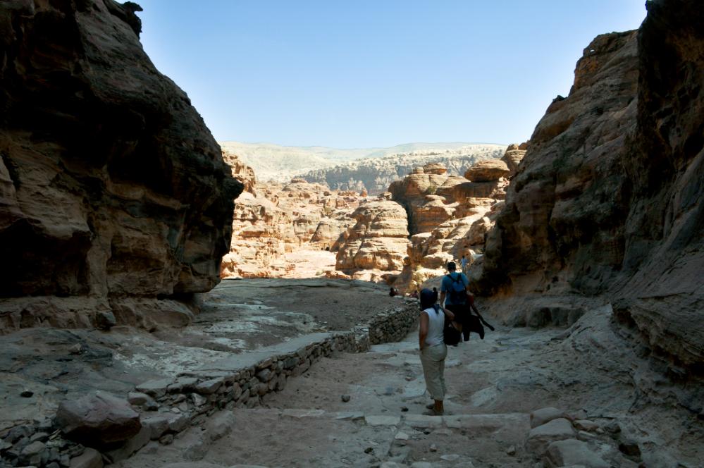 101020-124504.jpg - Petra: Ein Bergpfad führt durch das Wadi Kharareeb zum Grabtempel Ed-Deir.