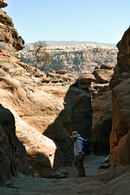 101020-124712.jpg - Petra: Ein Bergpfad führt durch das Wadi Kharareeb zum Grabtempel Ed-Deir.
