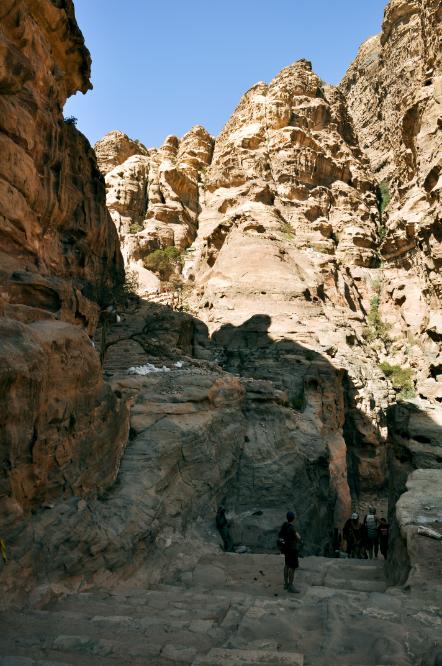101020-125054.jpg - Petra: Ein Bergpfad führt durch das Wadi Kharareeb zum Grabtempel Ed-Deir.