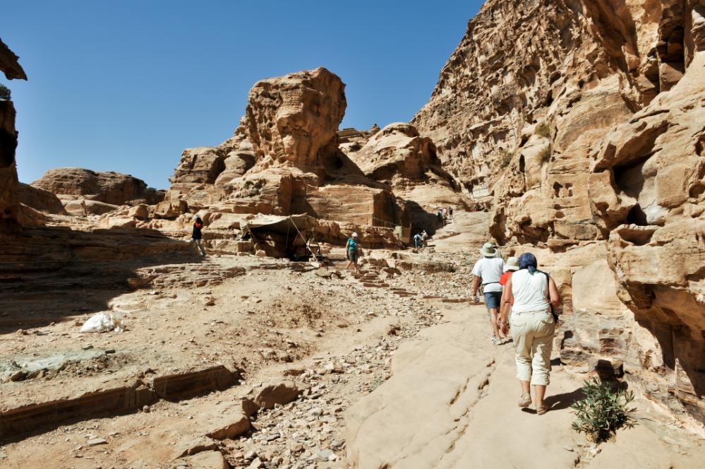 101020-130436.jpg - Petra: Ein Bergpfad führt durch das Wadi Kharareeb zum Grabtempel Ed-Deir.
